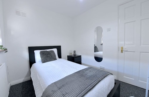 The Lane House | Spacious Six-Bedroom Home Near Central London