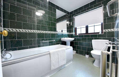 The Lane House | Spacious Six-Bedroom Home Near Central London