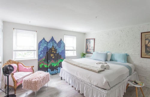 Queen Village House | Convenient La Casa Blanca Townhome Near Philly Attractions