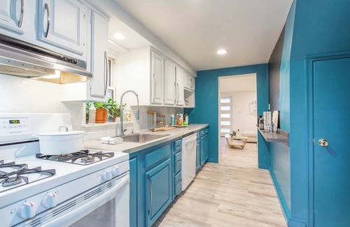 Queen Village House | Convenient La Casa Blanca Townhome Near Philly Attractions