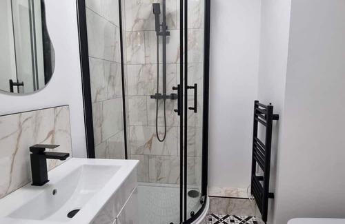 Wakefield Apartment | Modern 1-Bed Apartment in Wakefield with Kitchen Amenities