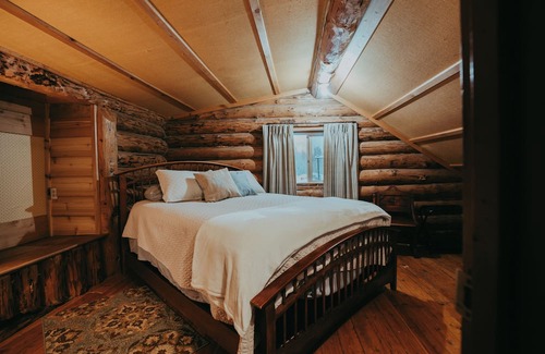Trapper Creek House | Anna's 2-Story Retreat with Spa and Family-Friendly Vibes