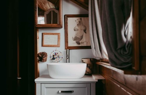 Trapper Creek House | Anna's 2-Story Retreat with Spa and Family-Friendly Vibes