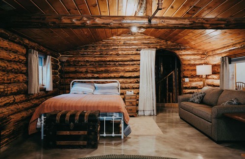 Trapper Creek House | Anna's 2-Story Retreat with Spa and Family-Friendly Vibes