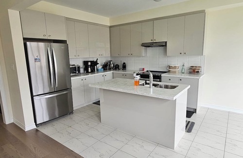 York Regional Municipality House | Inviting Room with Breakfast and Child-Friendly Amenities
