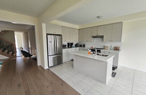 York Regional Municipality House | Inviting Room with Breakfast and Child-Friendly Amenities