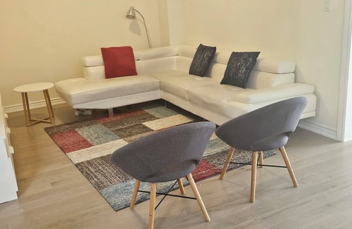 York Regional Municipality House | Inviting Room with Breakfast and Child-Friendly Amenities