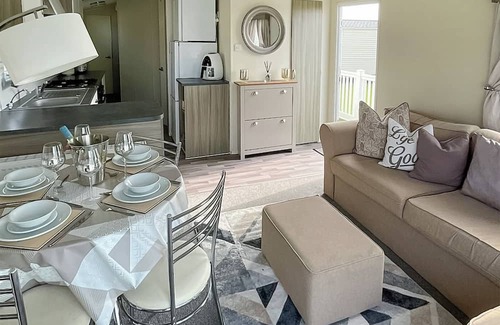 Colchester Cottage | Family-Friendly 2 Bedroom Retreat in Mersea Island