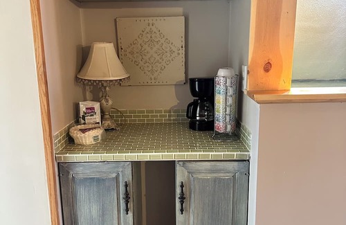 West Bend House | Family-Friendly 2 Bedroom Retreat with Kitchen & Breakfast