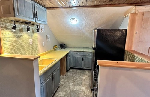 West Bend House | Family-Friendly 2 Bedroom Retreat with Kitchen & Breakfast