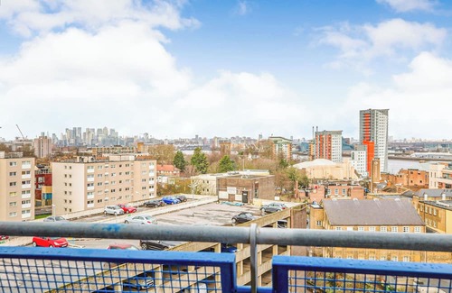 Woolwich Apartment | Modern Flat Just 5 Mins from Woolwich Arsenal Station