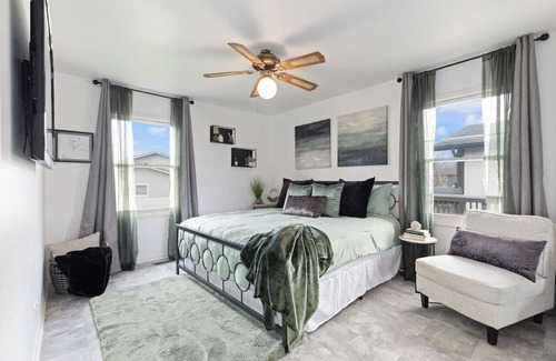 Country Club Hills House | Relax at The Hills: Family-Friendly 3-Bed Retreat with Pool