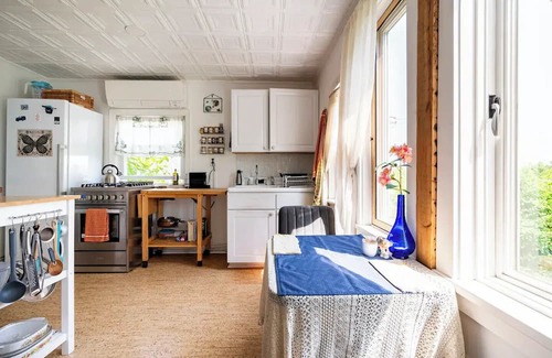 Port Ewen House | Mermaid Cottage: River Views & Pet-Friendly Comfort