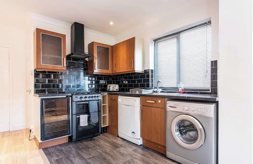 Stapleford House | Family-Friendly 4BR Home in Bramcote with Parking