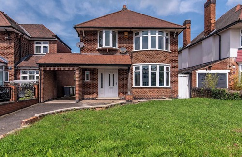 Stapleford House | Family-Friendly 4BR Home in Bramcote with Parking