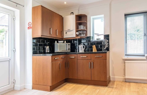 Stapleford House | Family-Friendly 4BR Home in Bramcote with Parking