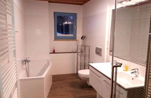 Heiligenblut House | Comfortable Entenalm OG with Breakfast and Family Amenities