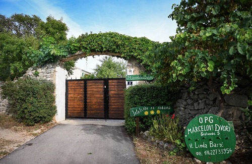 Pirovac Apartment | Relaxing Apartment B&B Linda with Pool in Pirovac, Croatia