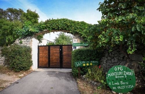 Pirovac Apartment | Relaxing Apartment B&B Linda with Pool in Pirovac, Croatia