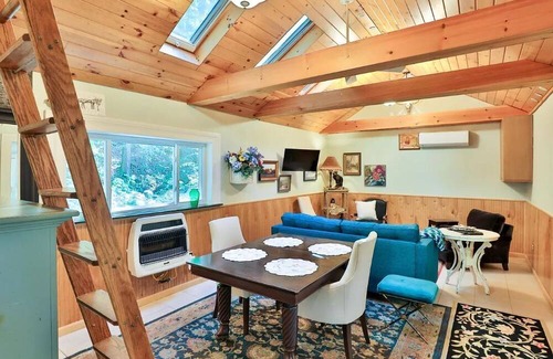 Phoenicia House | Picturesque Country Cottage with Mountain Views near Woodstock