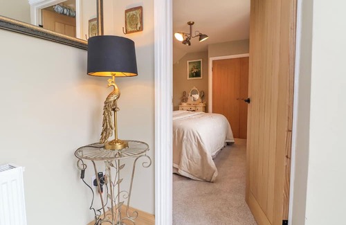 Farlow Cottage | Discover Burrows End: Pet-Friendly Retreat with Cozy Fire