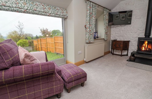 Farlow Cottage | Discover Burrows End: Pet-Friendly Retreat with Cozy Fire