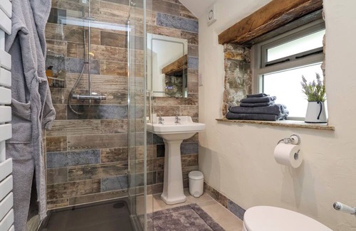 Farlow Cottage | Discover Burrows End: Pet-Friendly Retreat with Cozy Fire