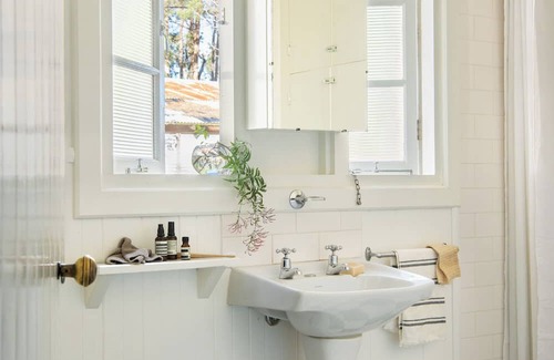 Rosa Brook Cottage | Stylish Traditional Farm Cottage with Spa & Hot Tub Retreat