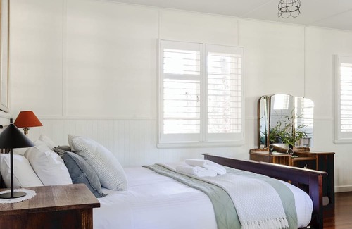 Rosa Brook Cottage | Stylish Traditional Farm Cottage with Spa & Hot Tub Retreat
