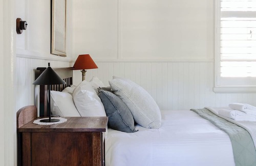 Rosa Brook Cottage | Stylish Traditional Farm Cottage with Spa & Hot Tub Retreat
