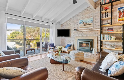 Forresters Beach House | Oceanfront Getaway at Beachside Bliss - Forresters Beach