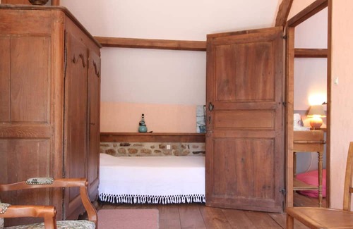 Saint-Loup Cottage | Gite Saint-Loup: Family-Friendly Retreat with Kitchen & Spa
