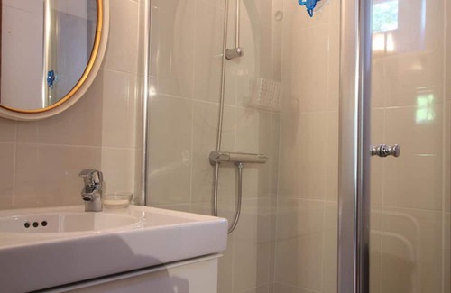 Saint-Loup Cottage | Gite Saint-Loup: Family-Friendly Retreat with Kitchen & Spa