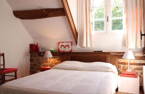 Saint-Loup Cottage | Gite Saint-Loup: Family-Friendly Retreat with Kitchen & Spa