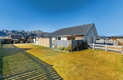 Lake Hawea House | Inviting Home in Hawea with Mountain Views & Modern Kitchen