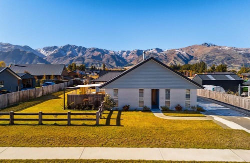 Lake Hawea House | Inviting Home in Hawea with Mountain Views & Modern Kitchen