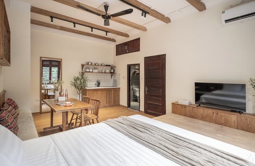 Old Quarter Apartment | Pet-Friendly FULL HOUSE Villa with Big Jacuzzi & Pool