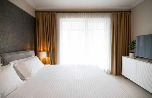 Dumbravita Apartment | Modern Escape at Residence Dumbravita with Hot Tub & Breakfast