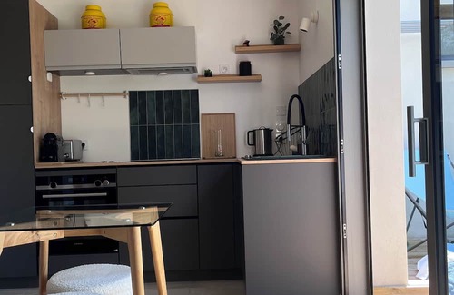Grezieu-la-Varenne Apartment | Serene Ocean View Studio with Breakfast & Family Amenities