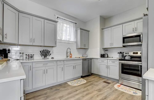 Urban Core Cottage | Spacious Retreat for 11 with Pet-Friendly Amenities
