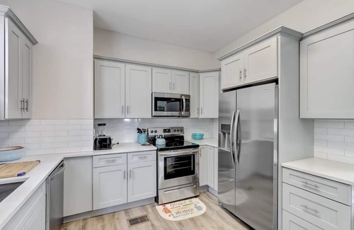 Urban Core Cottage | Spacious Retreat for 11 with Pet-Friendly Amenities