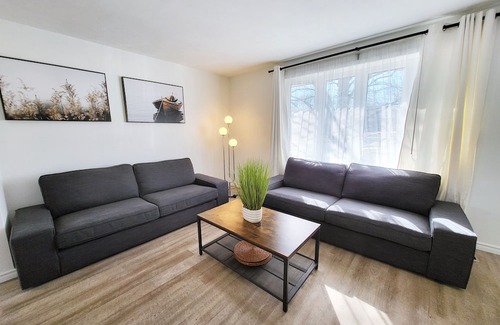 Cambridge House | Inviting Getaway: Modern Sanctuary in Southwood with Kitchen