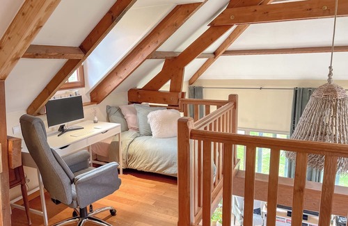 Saint-Simeon Cottage | Modern Getaway at La Pommeraie Near Pont Audemer