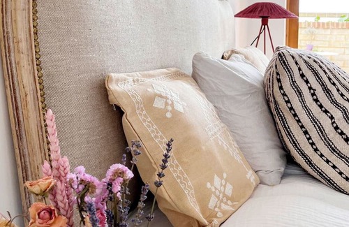 Offham Apartment | Idyllic Country Retreat with Pony Rides on South Downs Way