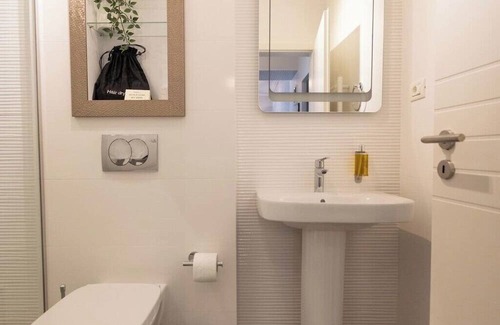 Dumbravita Apartment | Modern Apartment with Breakfast & Hot Tub in Dumbravita