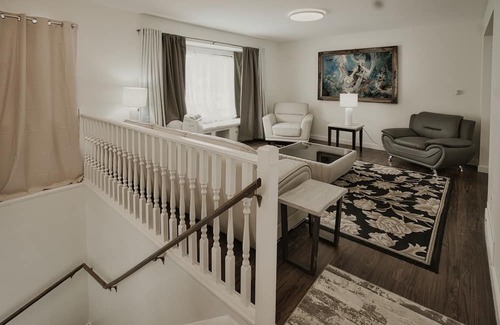Hope House | Welcoming 2 Bedroom Retreat with On-Premises Parking