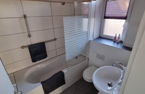 Dettelbach Apartment | Pet-Friendly Apartment 'Ferienwohnung An Der Linde' with Wi-Fi