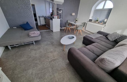 Dettelbach Apartment | Pet-Friendly Apartment 'Ferienwohnung An Der Linde' with Wi-Fi