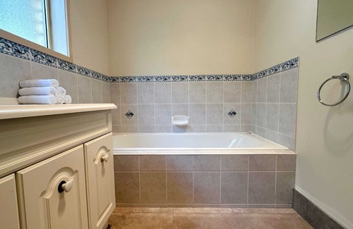 Kingston House | Convenient Hobart Harmony Home - Close to CBD Amenities