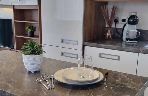 New Forest District Cabin | Beautiful Seaside Lodge Near New Forest with Pool & Breakfast